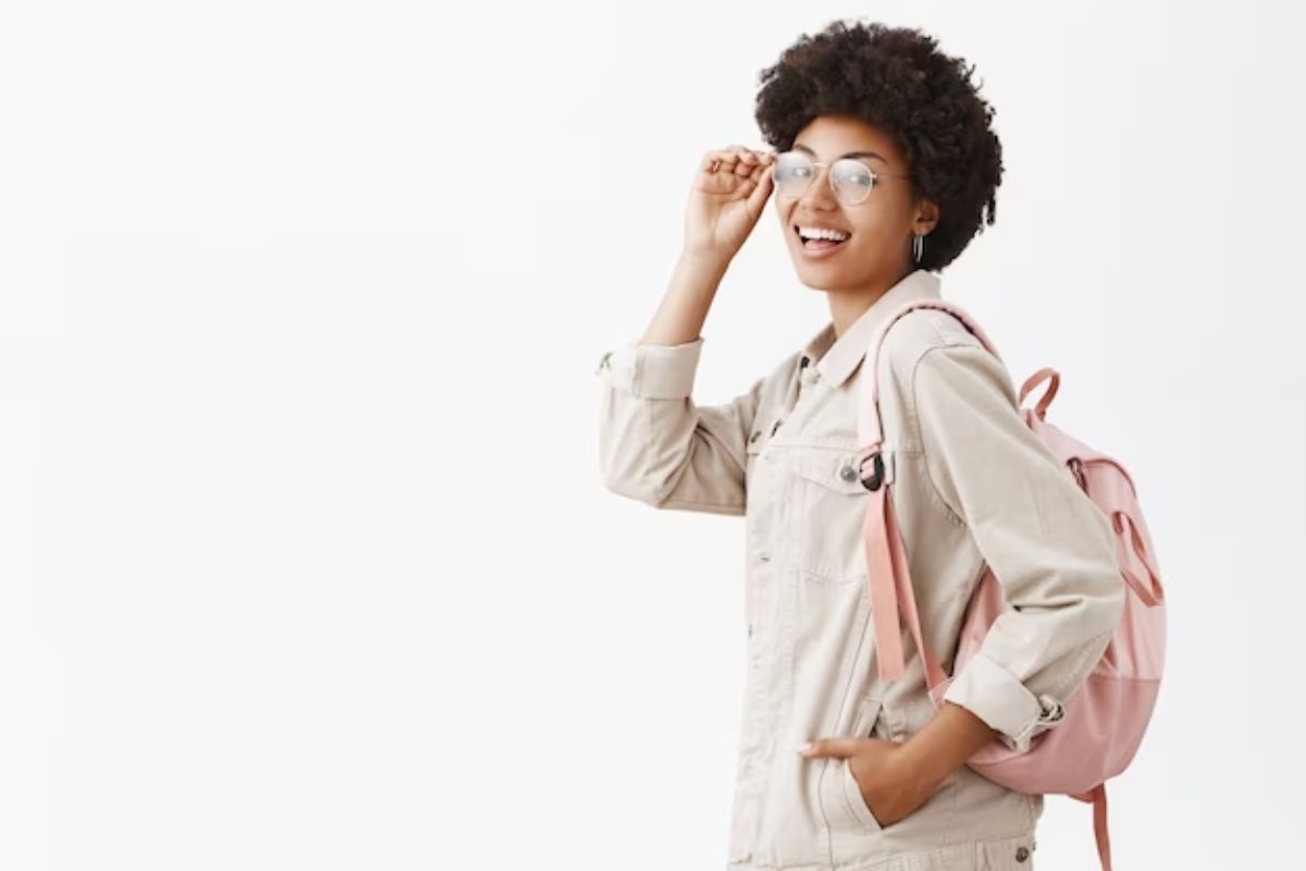 Uma estudante com penteado afro verificando óculos nos olhos, ela está animada para a prova do SENAI Campo Grande 2024