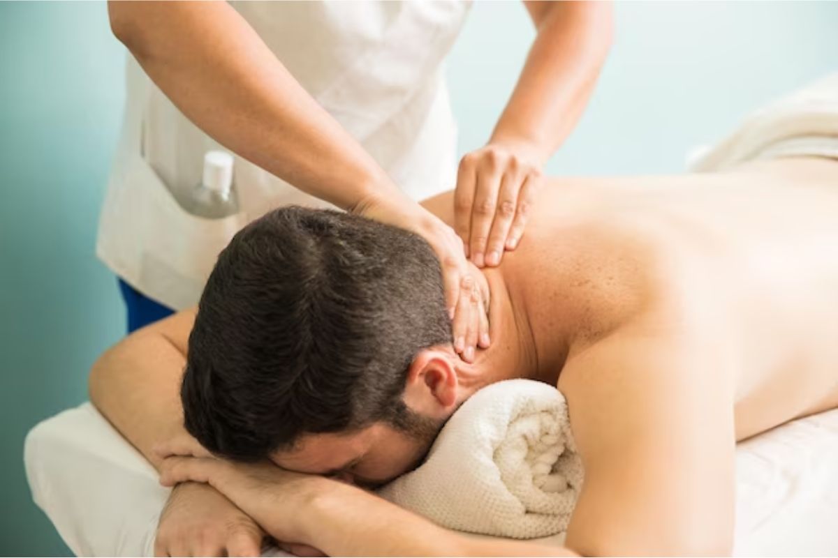 closeup de um jovem recebendo uma massagem no pescoço em uma terapia e clínica de spa do Curso de Massagista Gratuito SENAC 2024