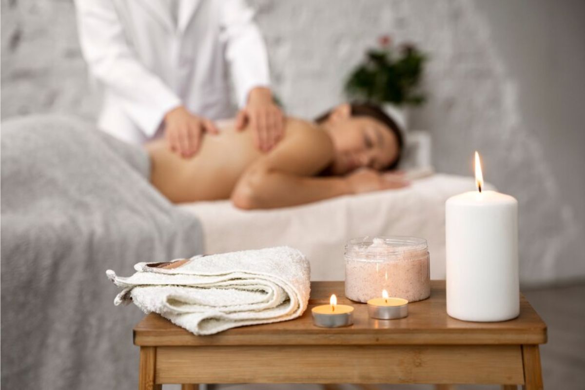 Vista lateral de uma mulher sendo massageada no spa