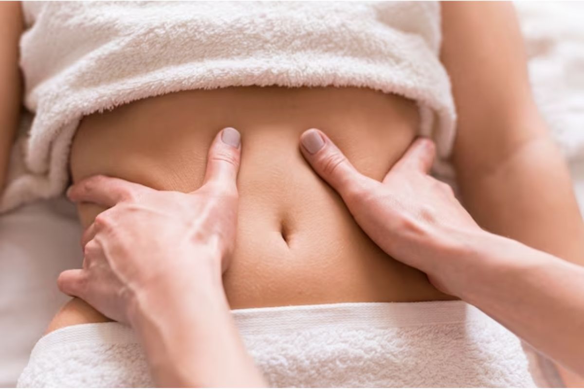Um aluno do Curso de Massagista Gratuito SENAC 2024 está recebendo uma massagem abdominal