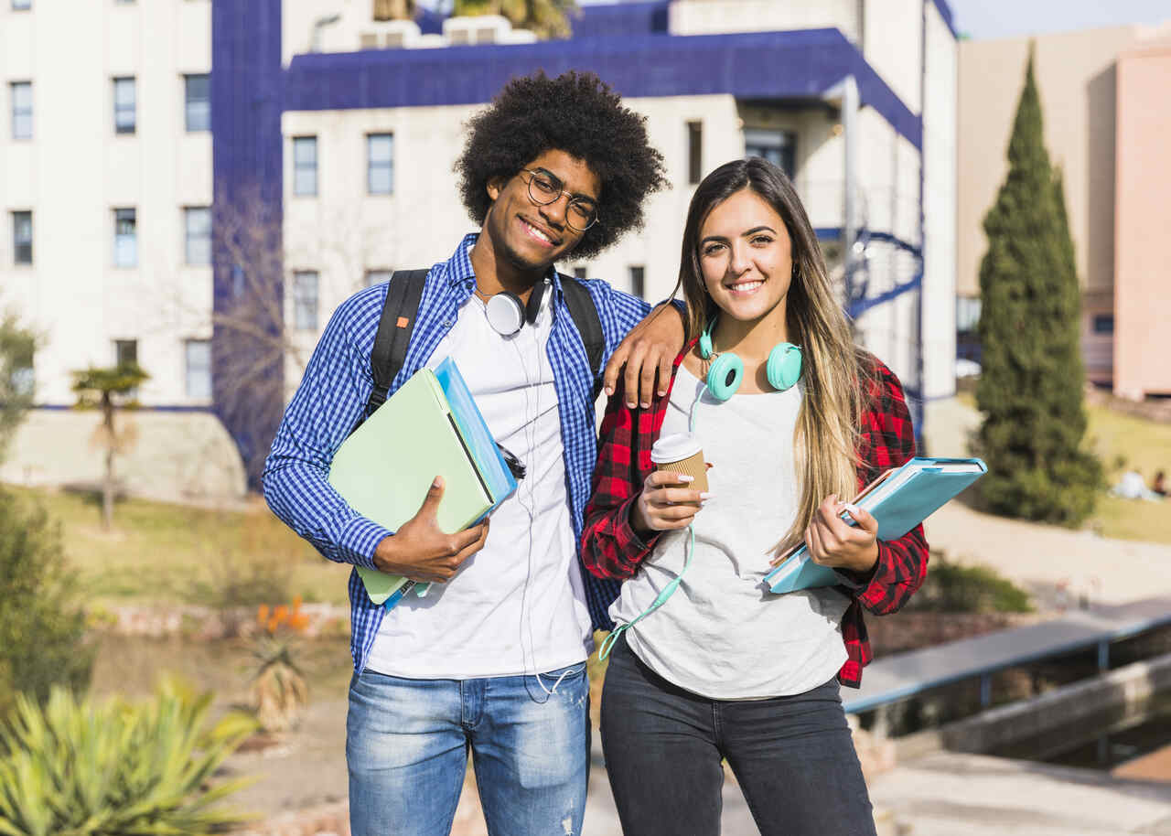 Jovens estudantes com cadernos e mochilas 