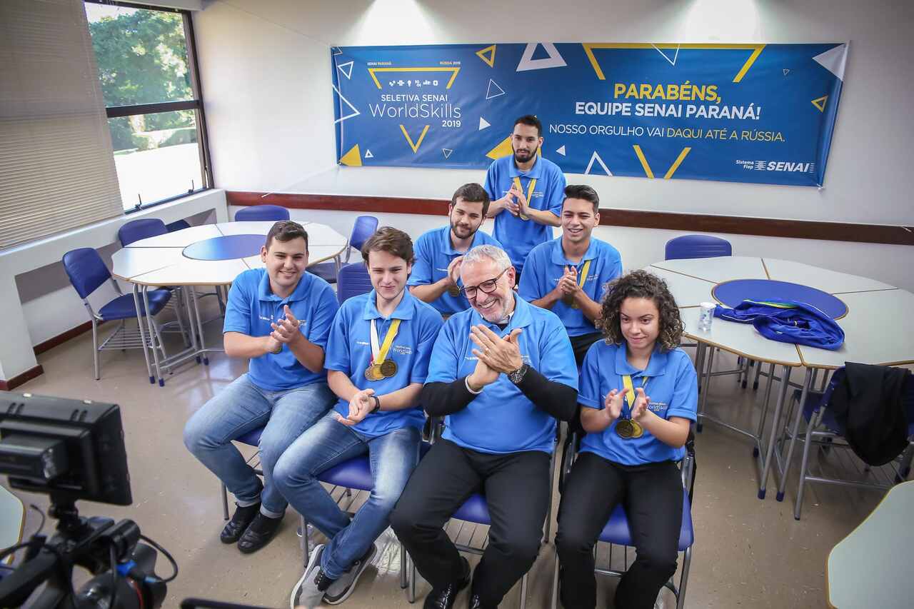 Professores e estudantes do Senai Paraná