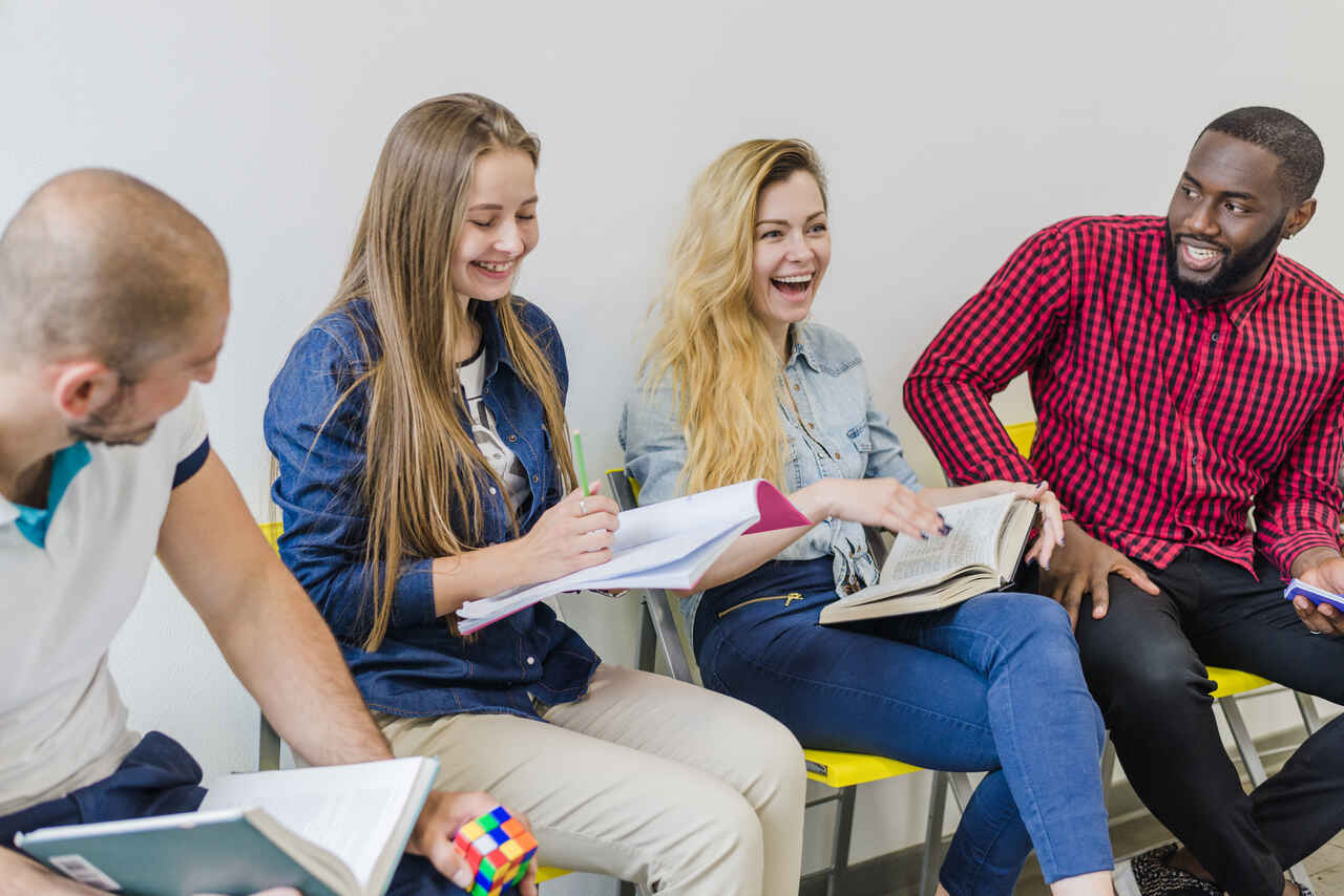 Estudantes em aula de conversação 