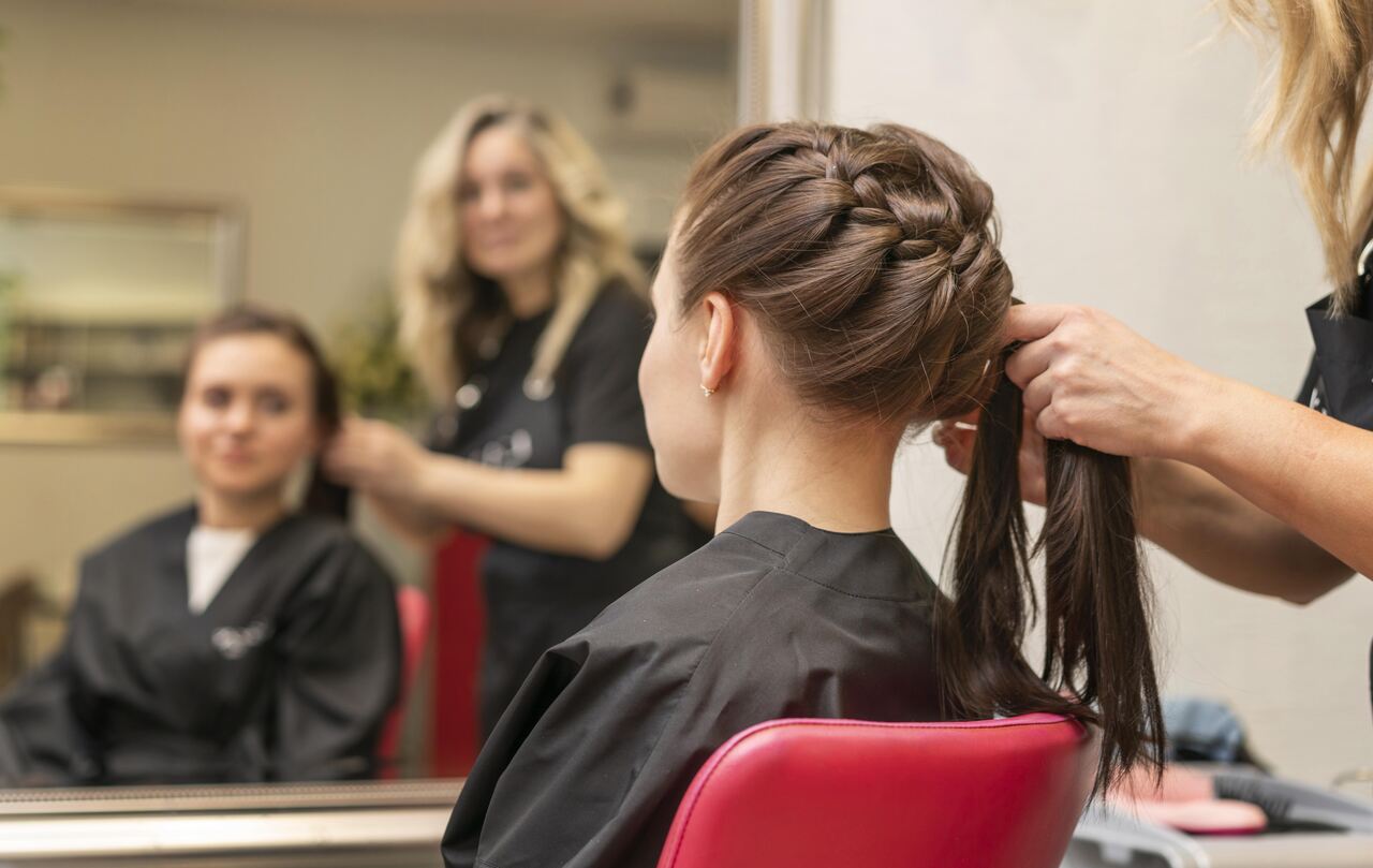 Profissional trança cabelo de cliente 