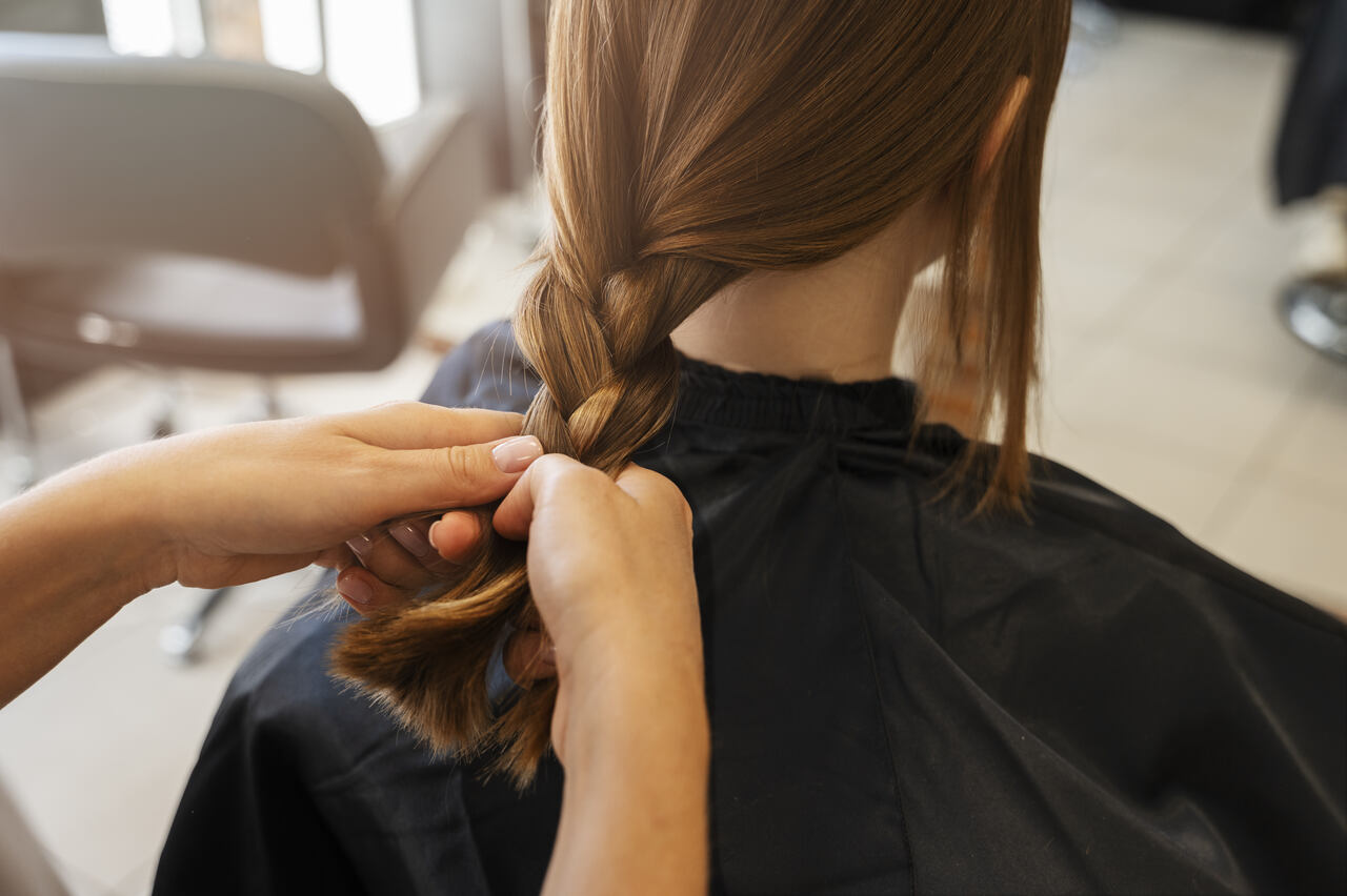 Profissional trança cabelo de cliente 