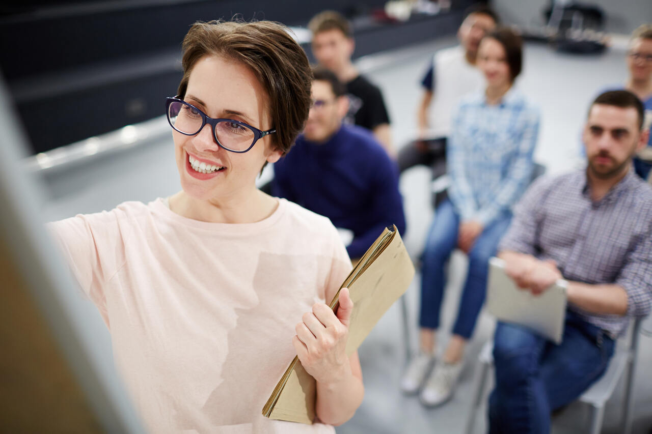 Professora dá aula para turma de jovens e adultos