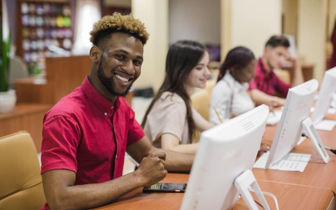 Jovem em aula em laboratório de informática 