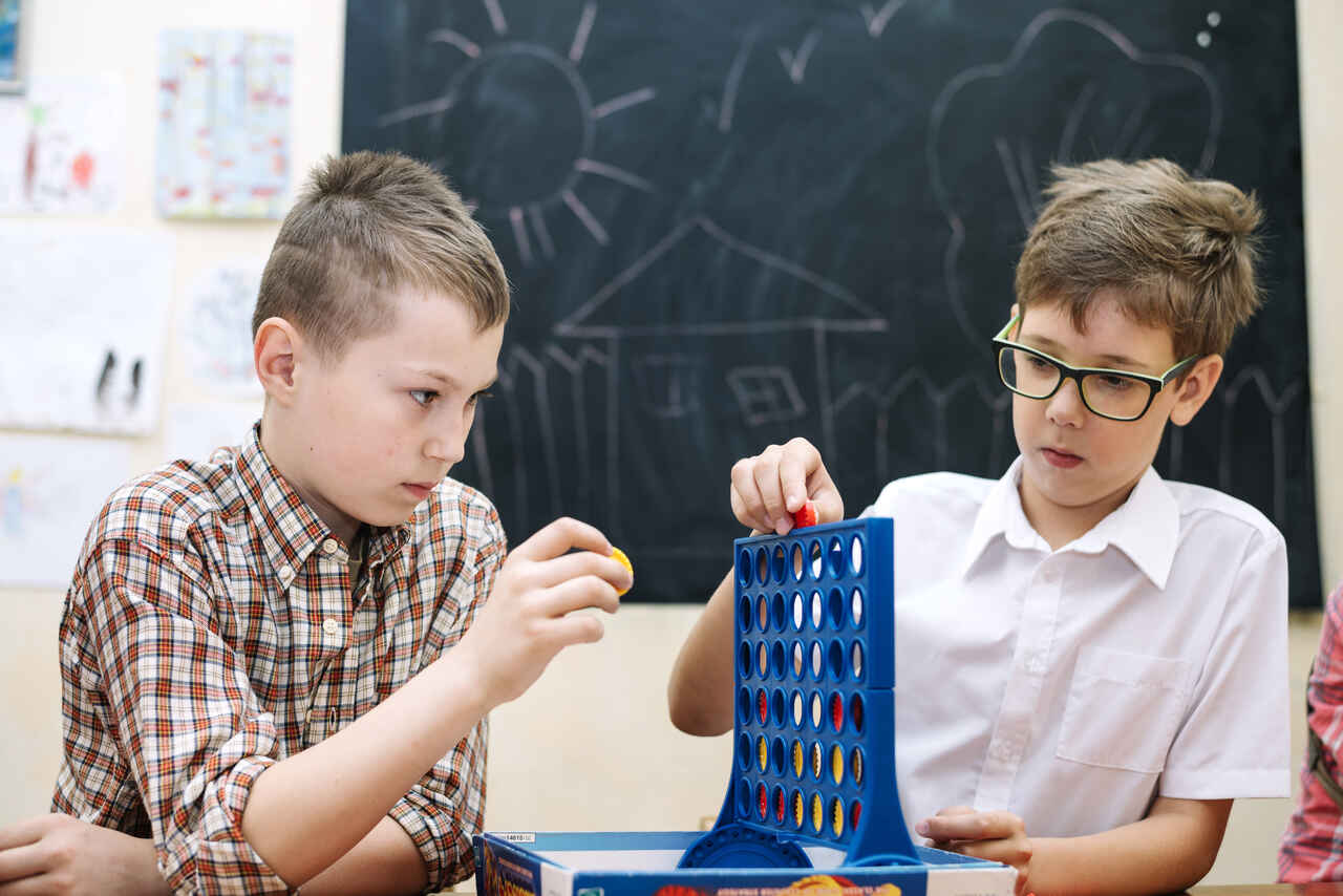 Meninos se divertem com jogo na sala de aula 