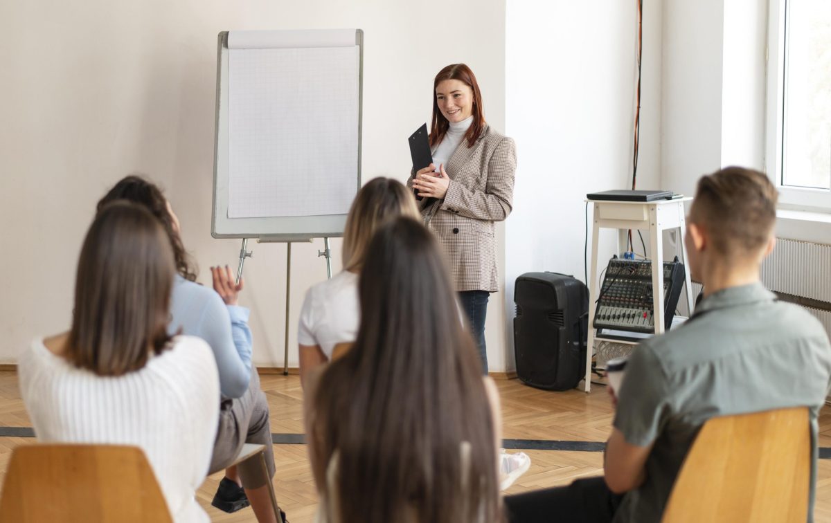 Professora ministra aula para turma de de curso técnico 