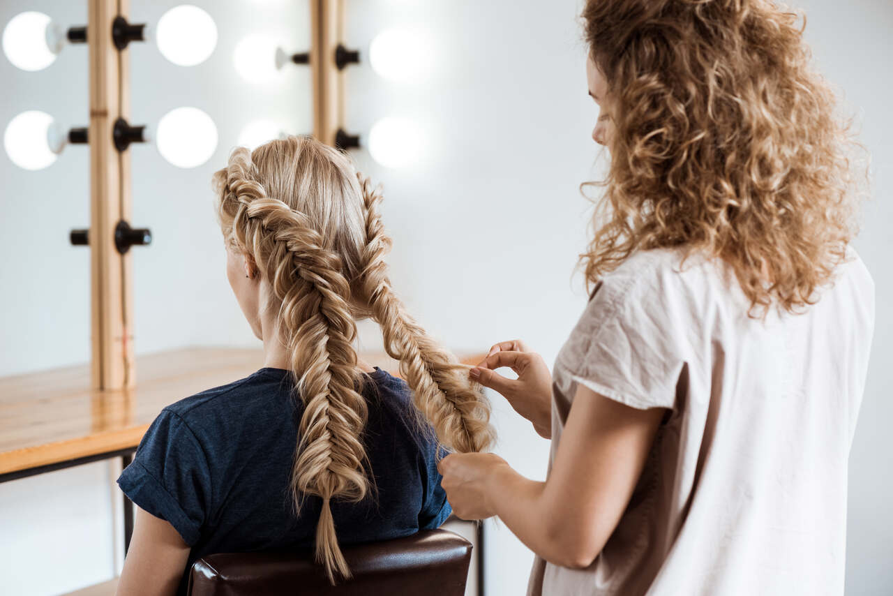 Profissional trança cabelo de cliente