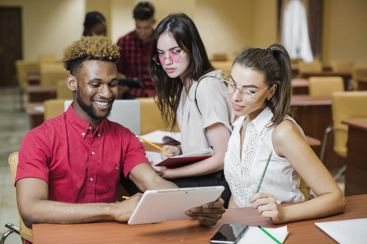 Jovens estudam juntos na sala de aula 