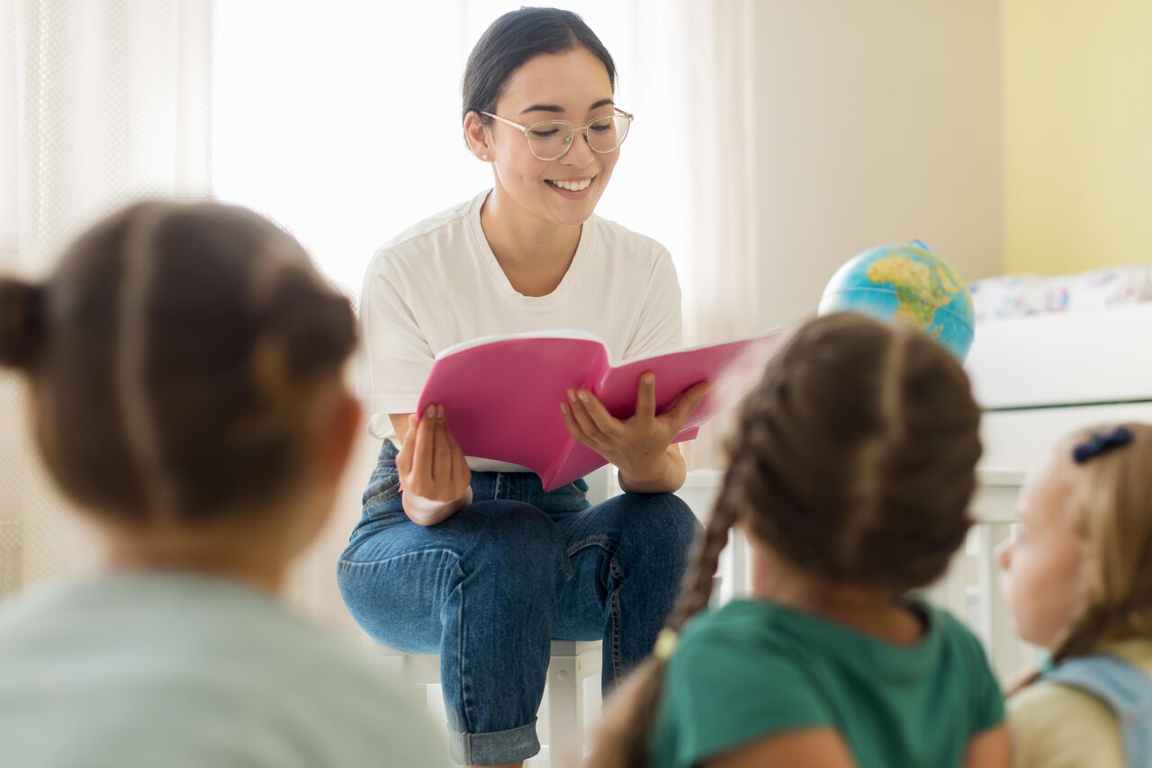 Professora conta história para alunos