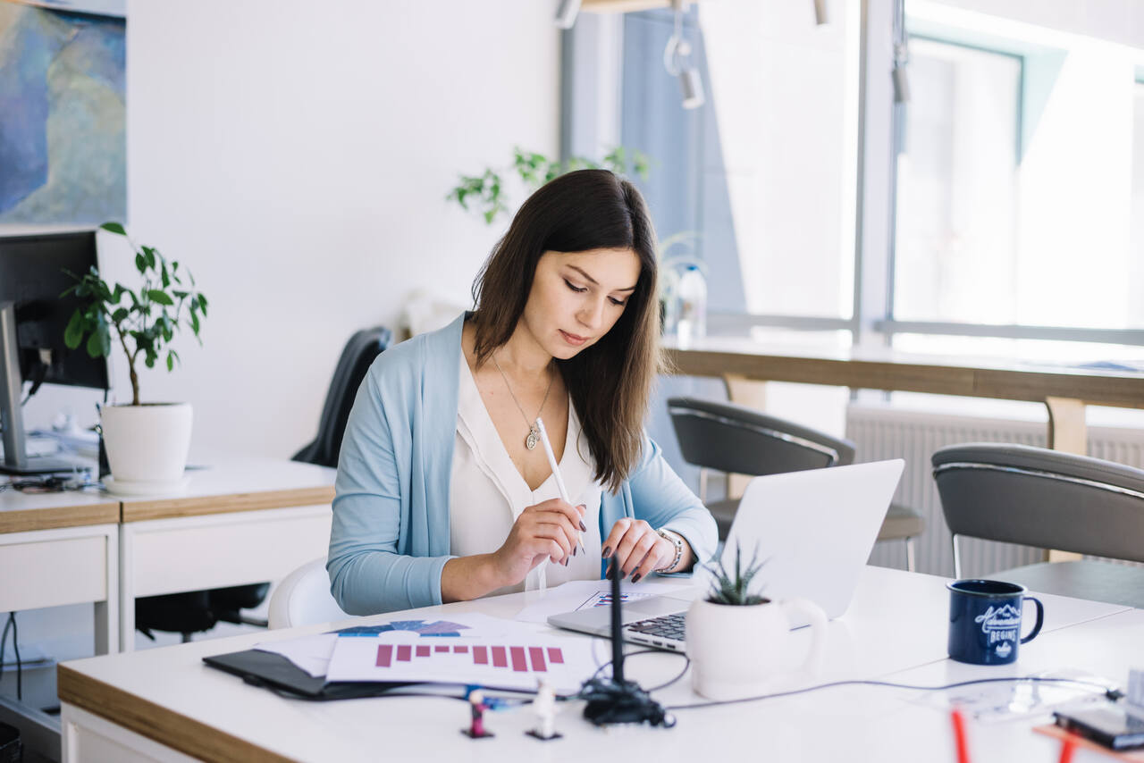 Profissional faz a gestão financeira de empresa 