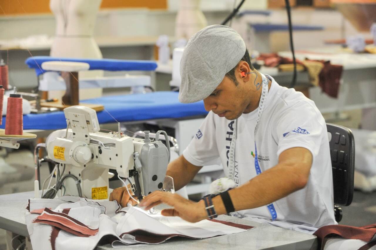 curso de conserto e reforma de roupas no Senai SP