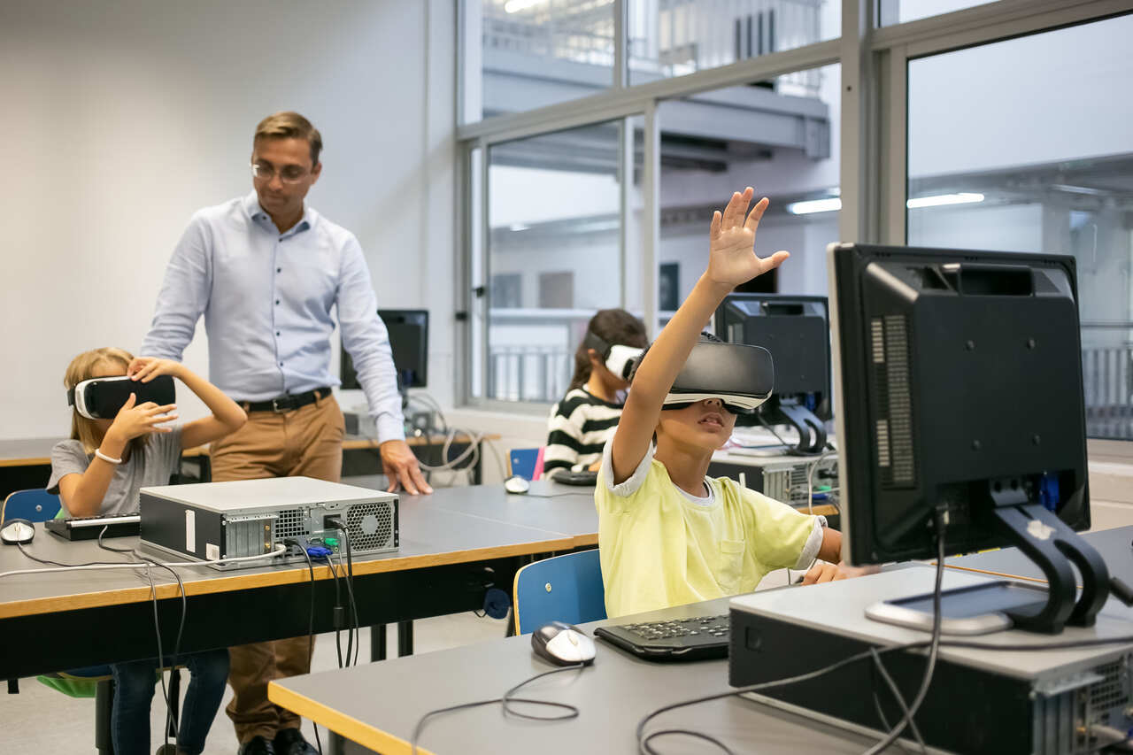 Crianças tendo aula de realidade virtual em laboratório da escola 