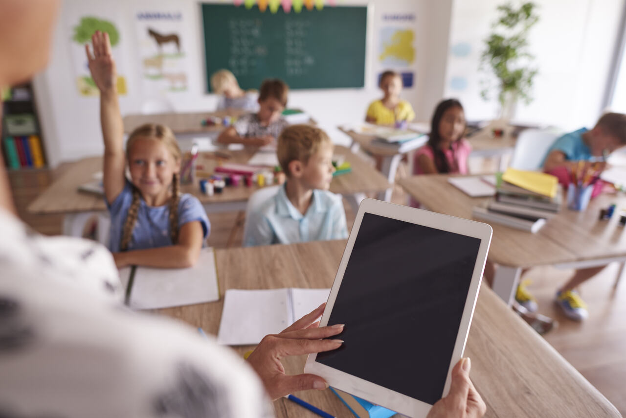 Professora usa tablet em sua aula 