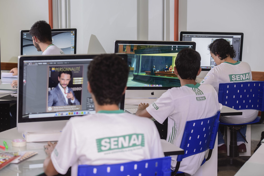 Alunos em laboratório de Senai