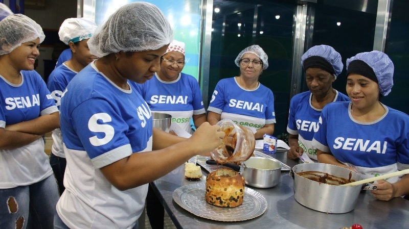 Estudantes do Senai em curso de fabricação de Panetones