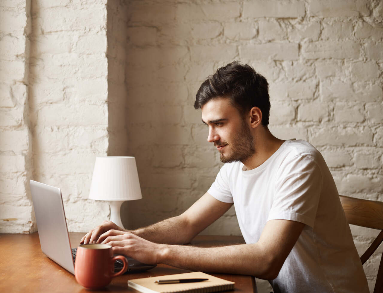 homem trabalha em seu notebook 