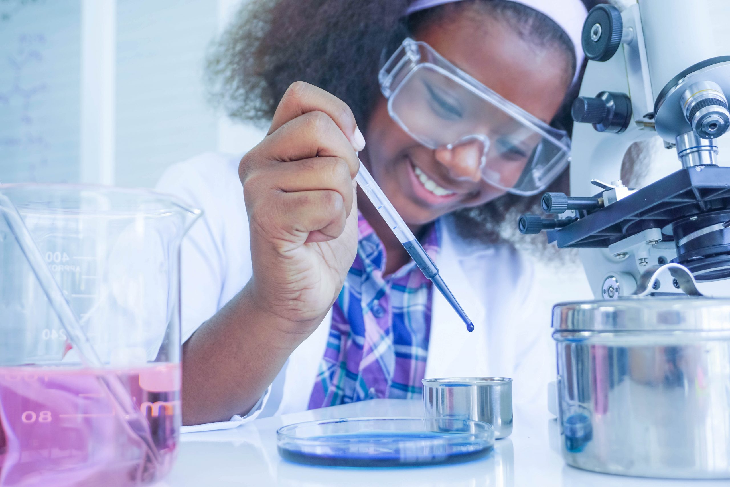 Estudante do Técnico em Química no Senai em laboratório do Senai