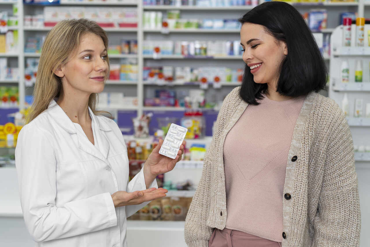 Atendente de farmácia ajuda cliente com medicamentos 