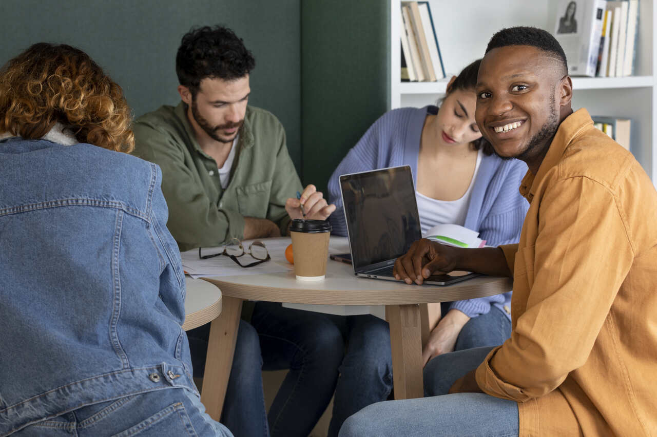 Equipe trabalhando em projetos sociais 