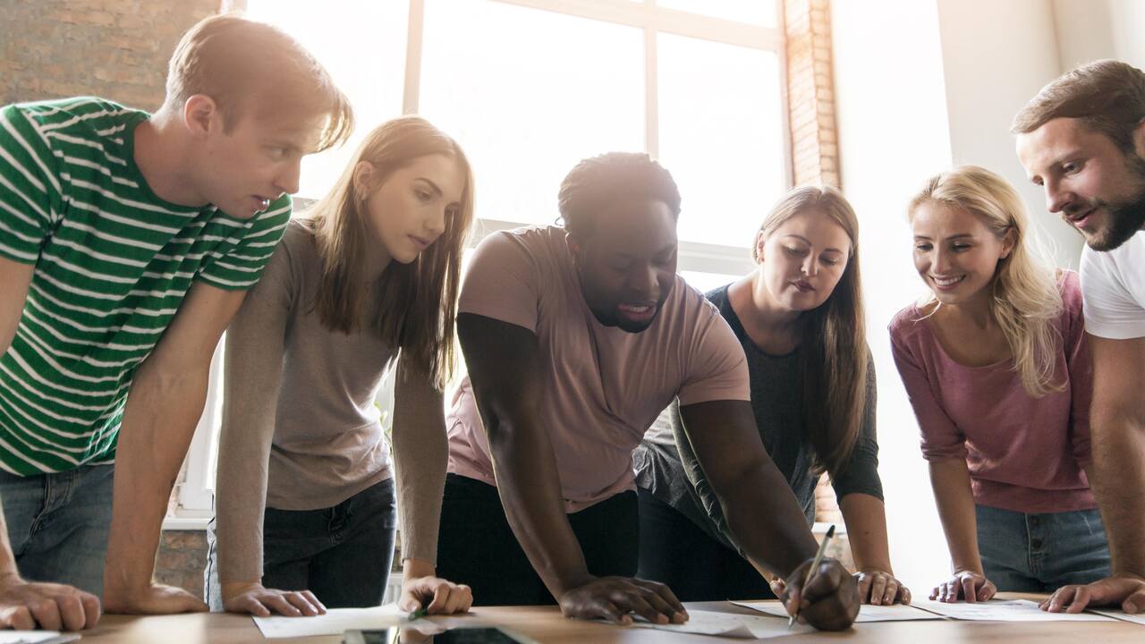 Coordenador orienta equipe quanto a desenvolvimento de projeto 