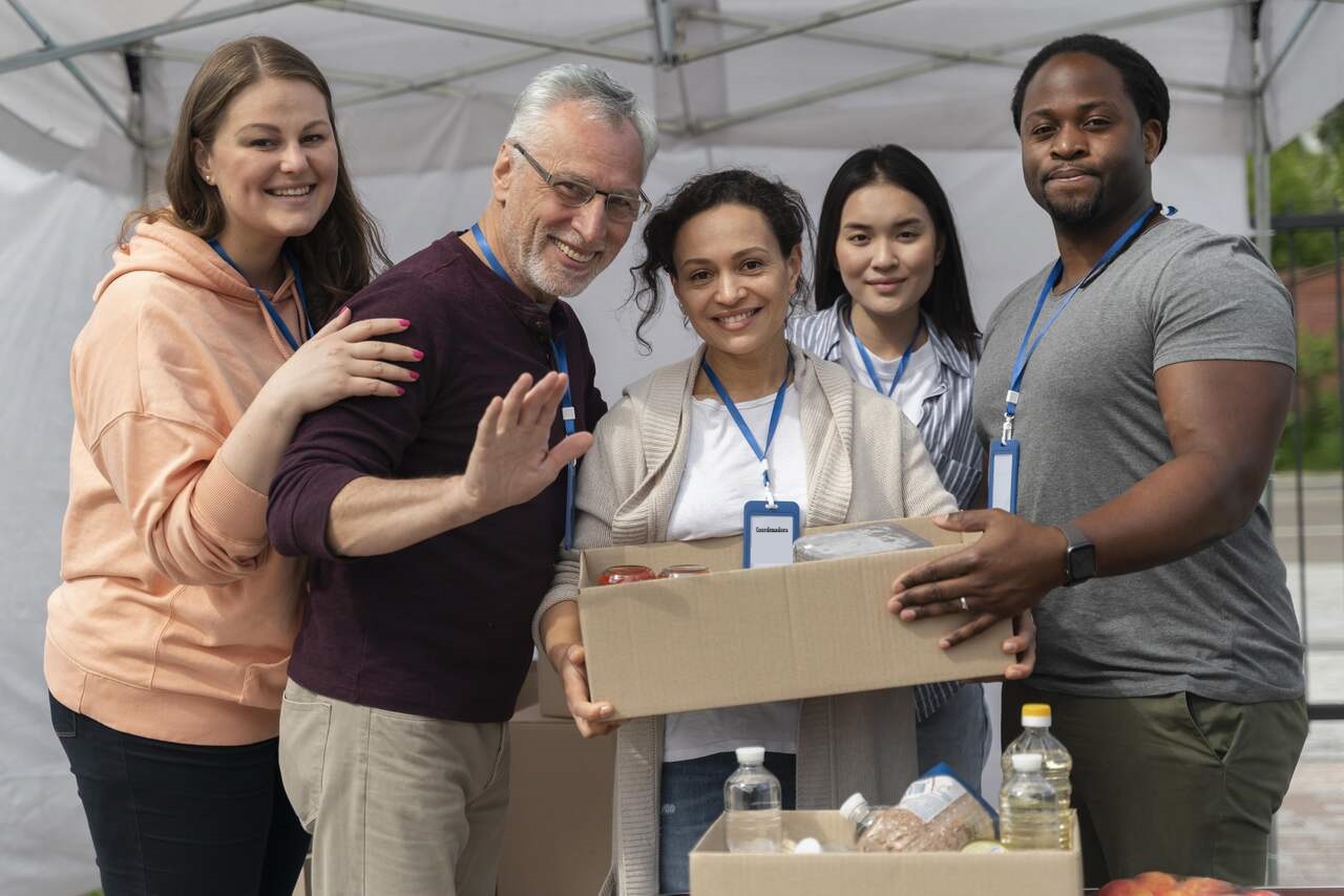 Coordenadora posa com sua equipe durante ação social 