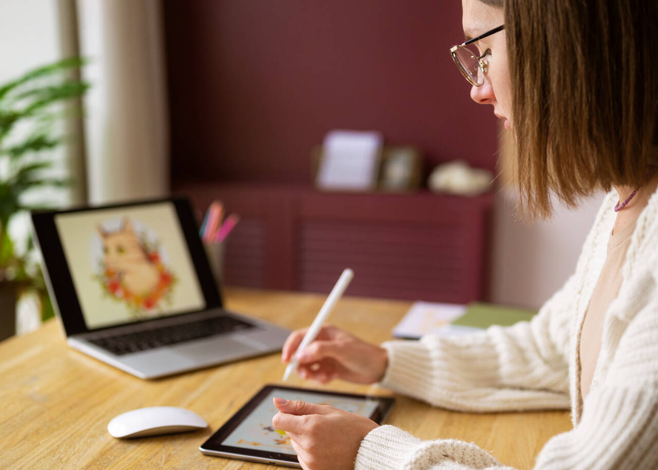 Profissional cria personagem de animação utilizando tablet 