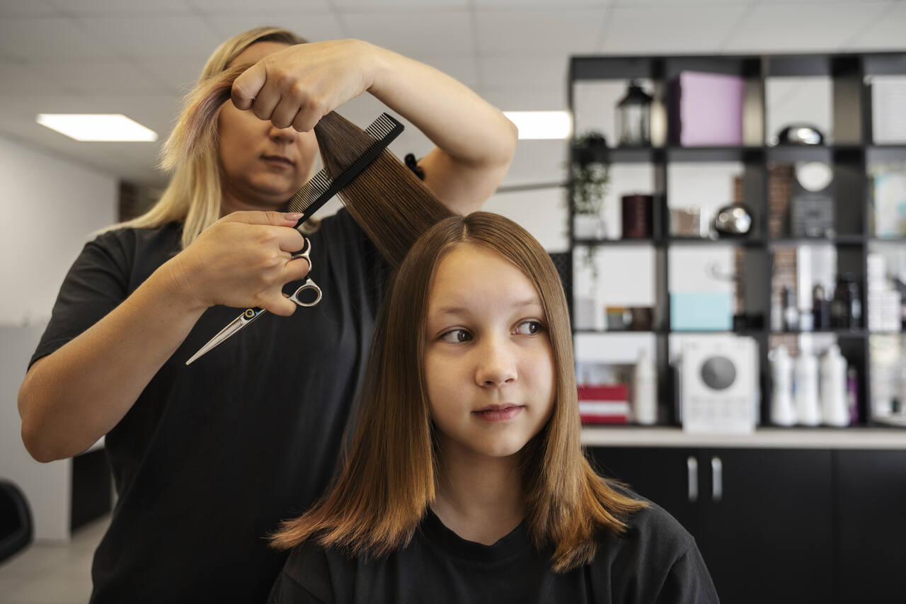 Cabelereira corta cabelo de menina