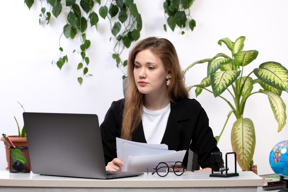 Jovem assitente trabalhando no setor administrativo 