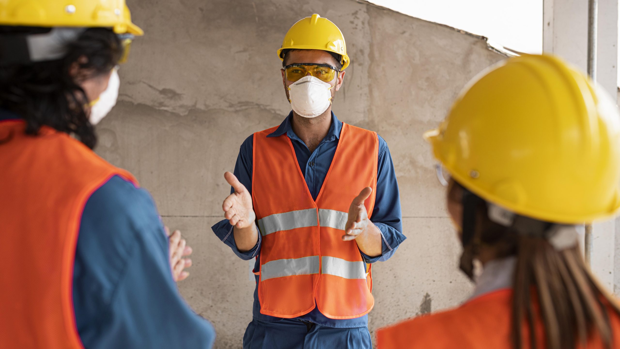 Técnico em Segurança do Trabalho orienta funcionários 