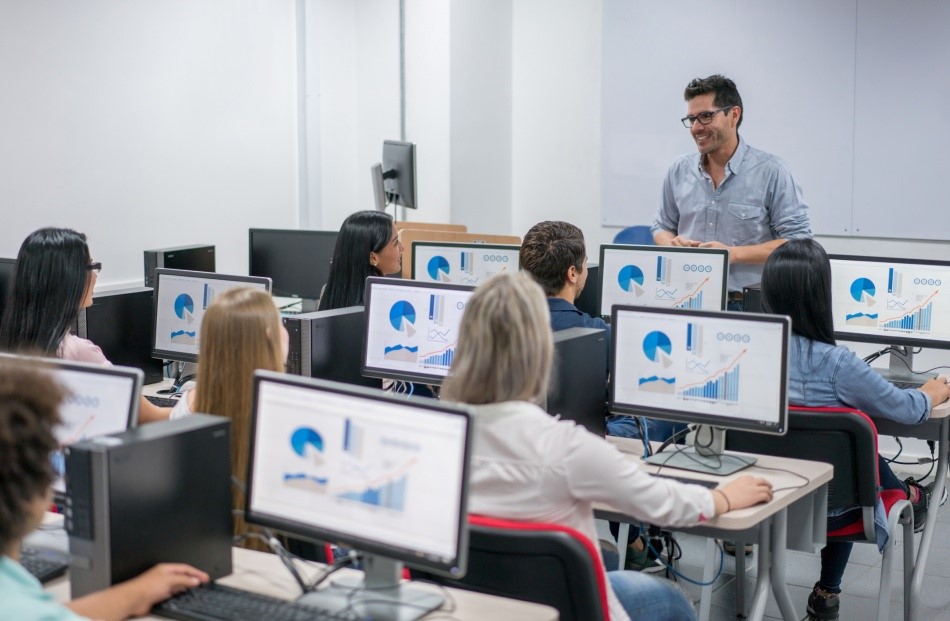 Estudantes do Senac em sala de aula com professor