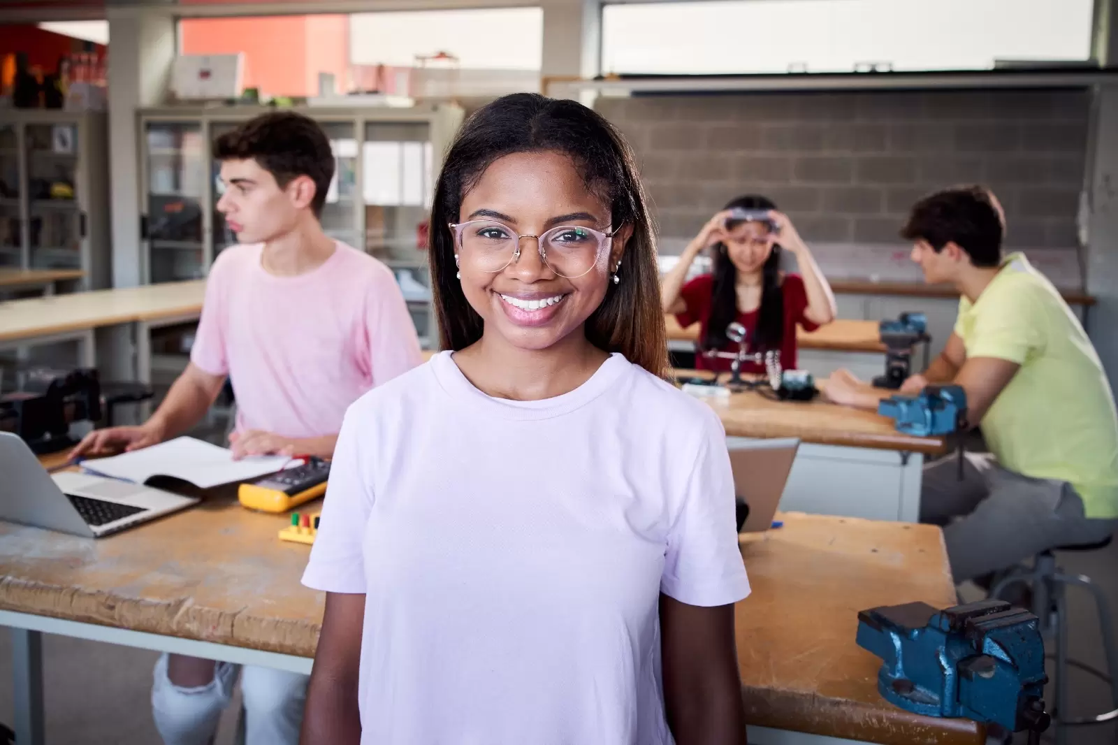 Estudante do Senac em laboratório