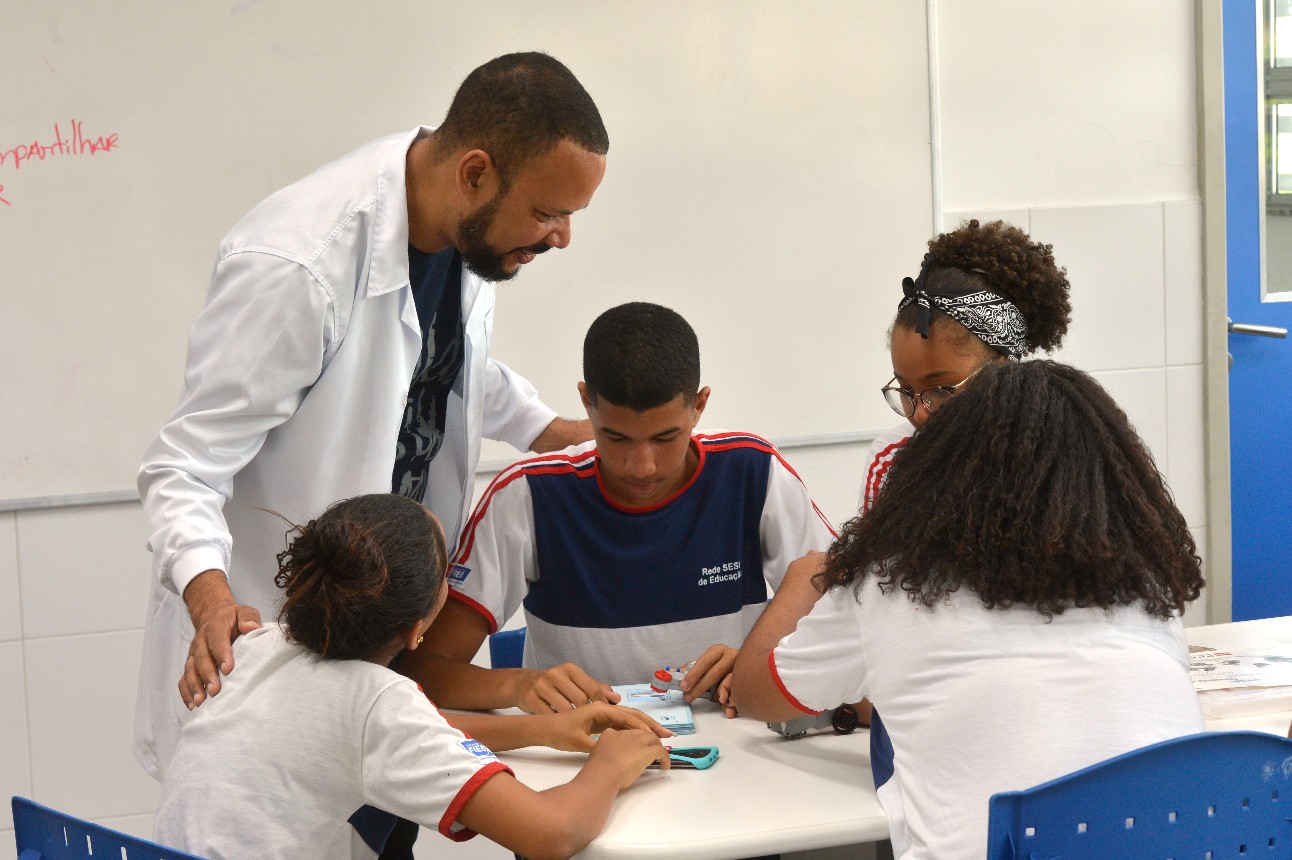 Professor em sala de aula com alunos do Senai