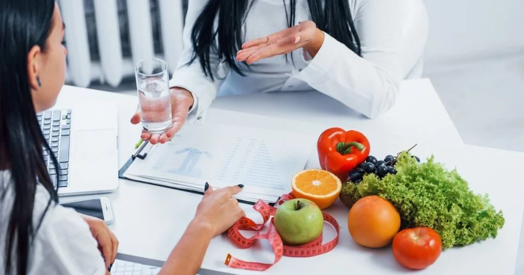 auxiliar de nutrição atendendo paciente