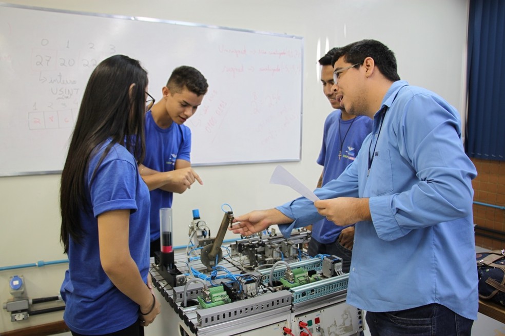 Alunos do SENAI em aula prática