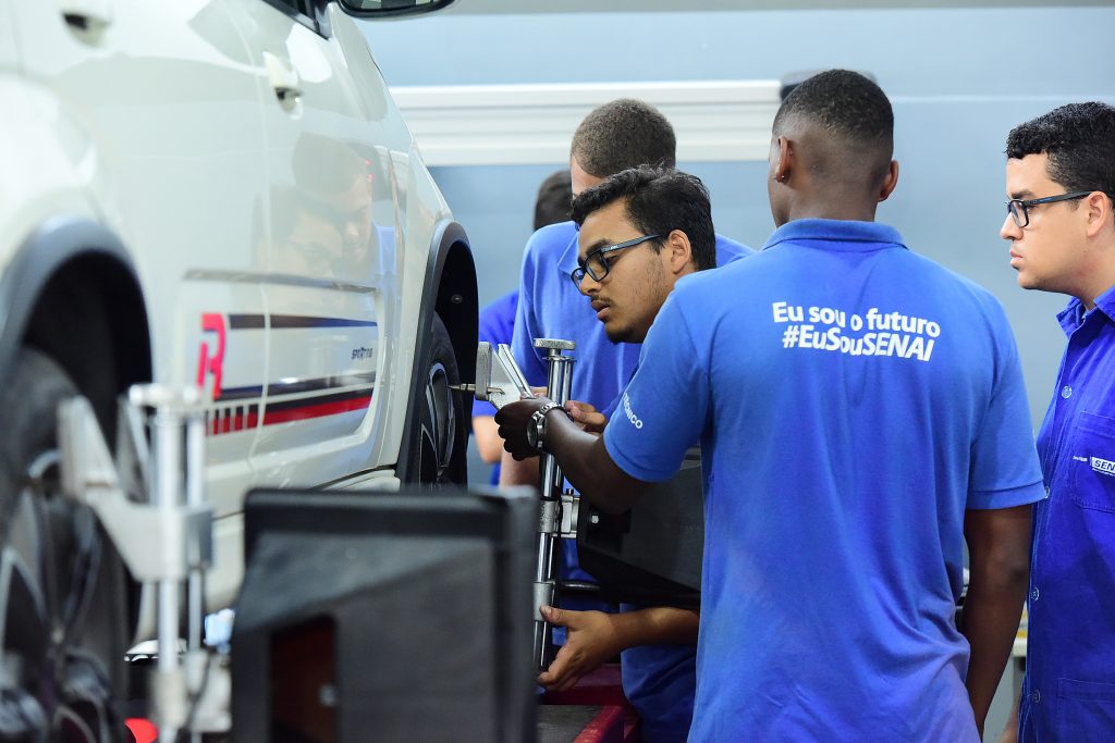 Estudantes do Senai Bahia em Laboratório