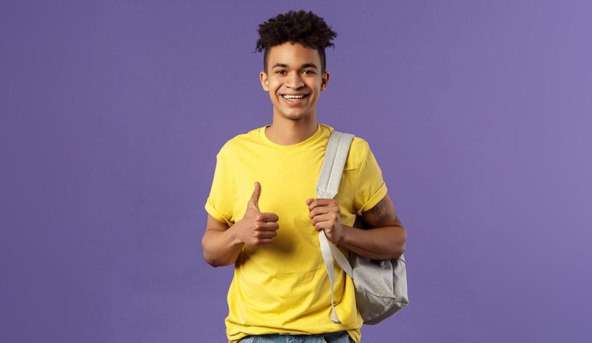 Jovem estudante sorridente carregando uma mochila nas costas