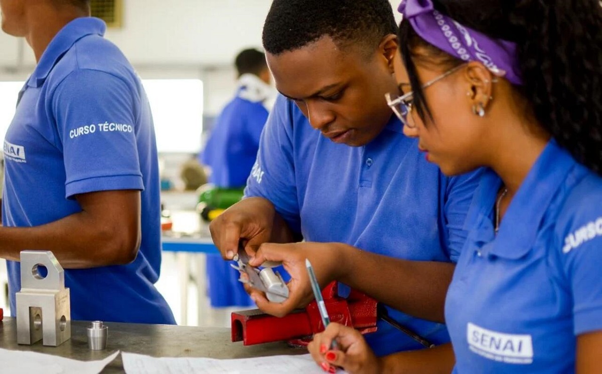 Alunos de curso técnico do SENAI