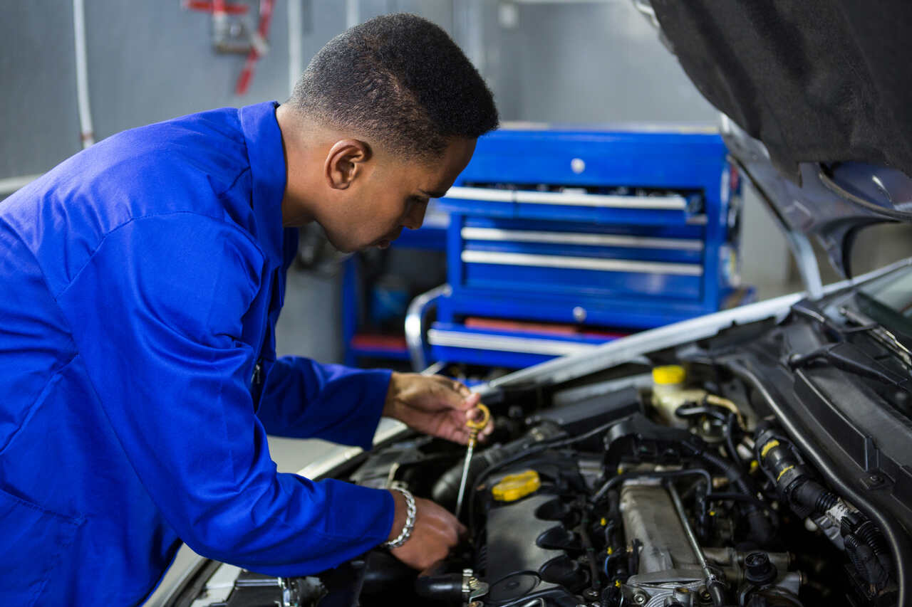 Mecânico trabalha em manutenção de carro 