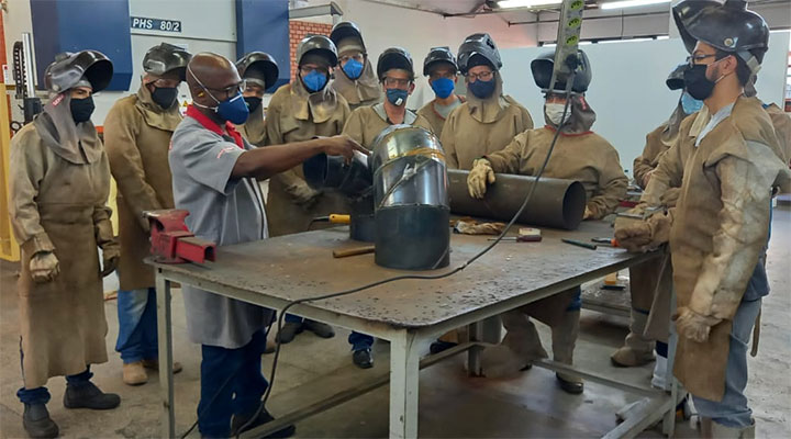 Estudante em Laboratório do Senai